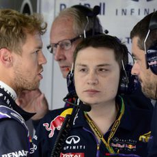 Sebastian Vettel habla con el equipo tras llegar a boxes