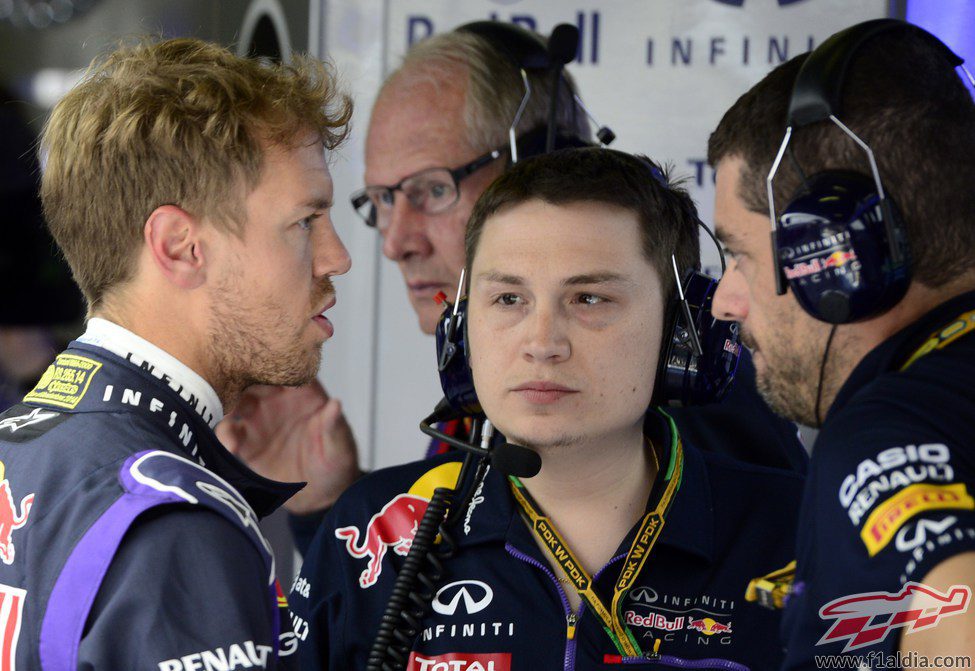 Sebastian Vettel habla con el equipo tras llegar a boxes