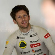 Romain Grosjean sonríe en el box de Lotus durante los Libres 1