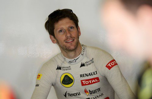 Romain Grosjean sonríe en el box de Lotus durante los Libres 1