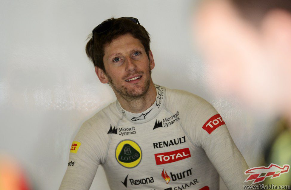 Romain Grosjean sonríe en el box de Lotus durante los Libres 1