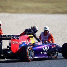 El RB10 de Sebastian Vettel se para en la curva 6