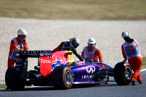 El RB10 de Sebastian Vettel se para en la curva 6