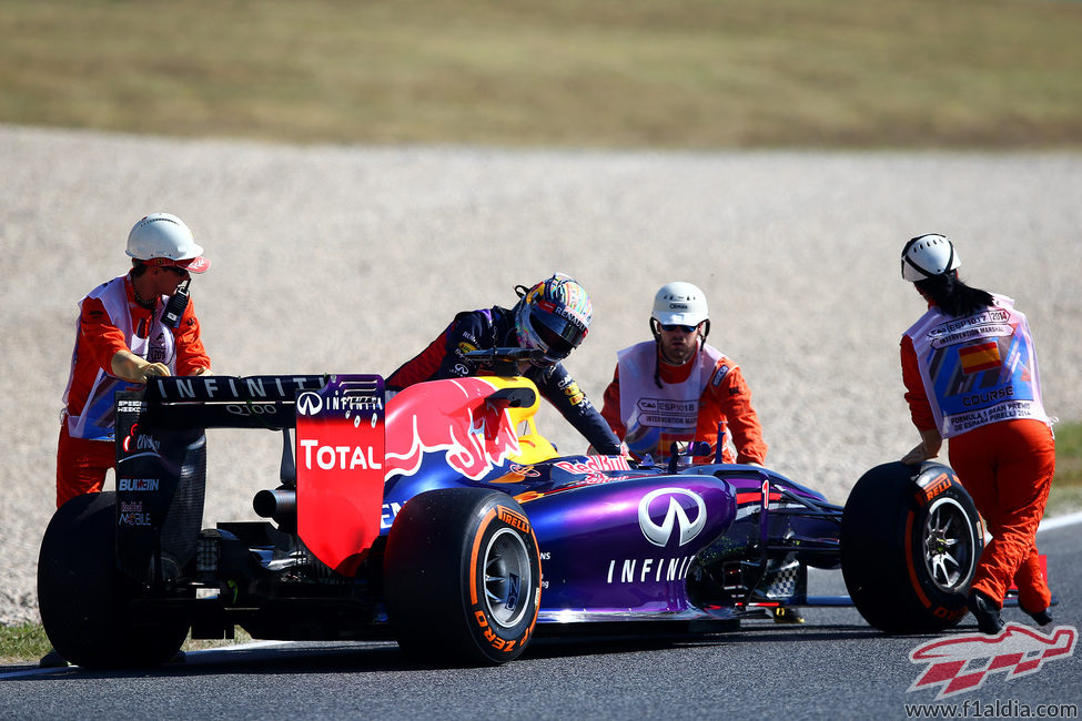 El RB10 de Sebastian Vettel se para en la curva 6