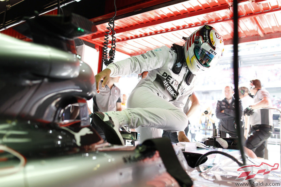 Lewis Hamilton subiendo al monoplaza