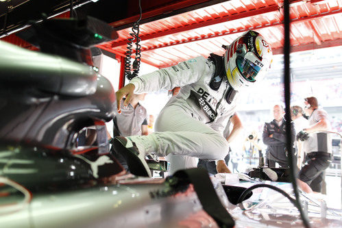 Lewis Hamilton subiendo al monoplaza