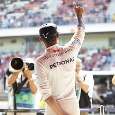 Lewis Hamilton saluda al público en Montmeló