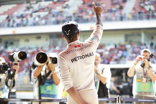 Lewis Hamilton saluda al público en Montmeló