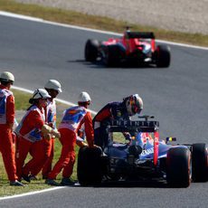 A Sebastian Vettel se le para el coche enmedio de la pista