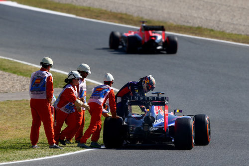 A Sebastian Vettel se le para el coche enmedio de la pista