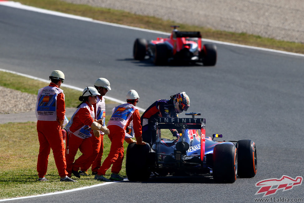 A Sebastian Vettel se le para el coche enmedio de la pista