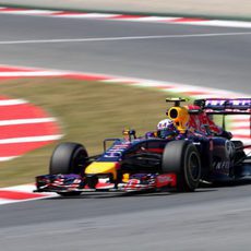 Daniel Ricciardo trazando una curva del Circuit de Catalunya