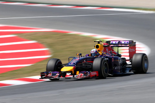 Daniel Ricciardo trazando una curva del Circuit de Catalunya