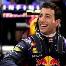 Daniel Ricciardo sonriente en el garaje