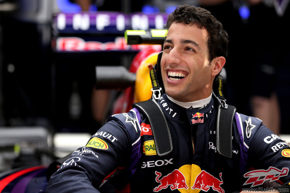 Daniel Ricciardo sonriente en el garaje