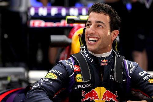 Daniel Ricciardo sonriente en el garaje