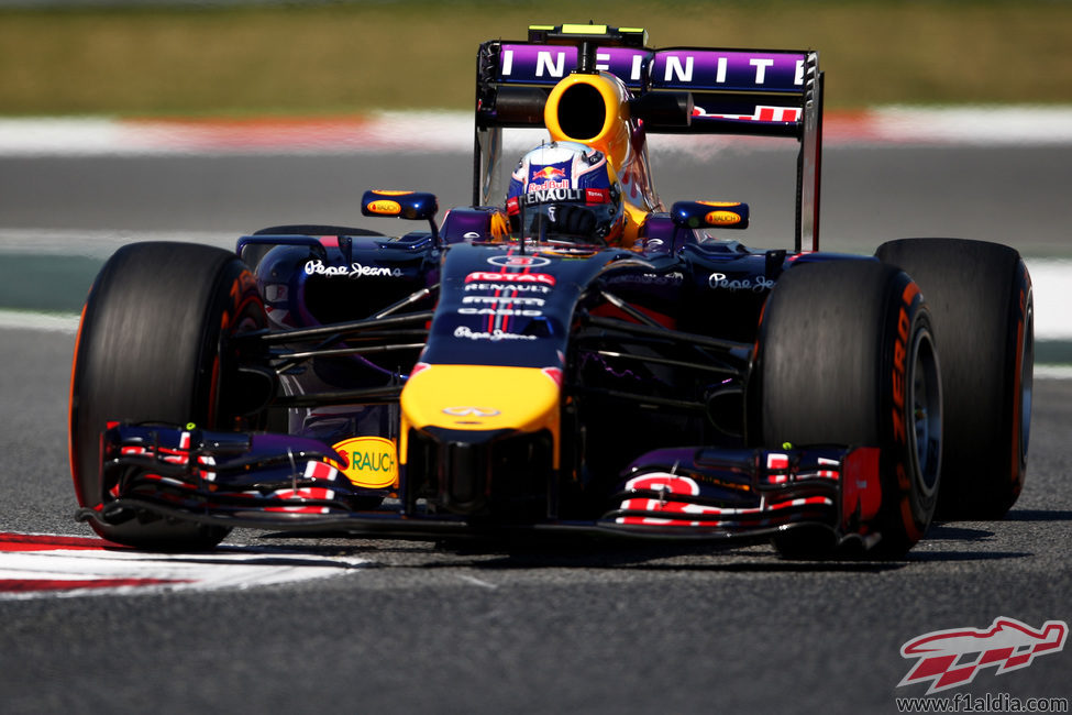 Daniel Ricciardo subiéndose a los pianos