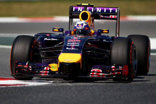 Daniel Ricciardo subiéndose a los pianos