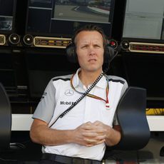Sam Michael, atento en el muro de McLaren