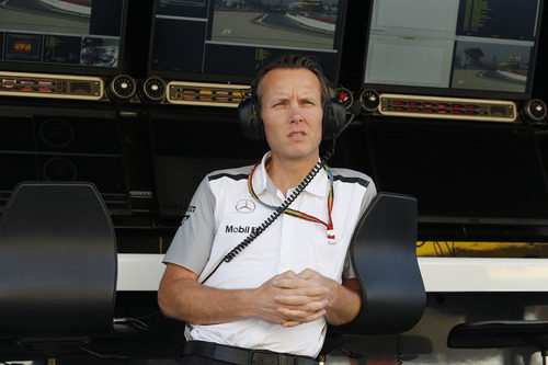 Sam Michael, atento en el muro de McLaren