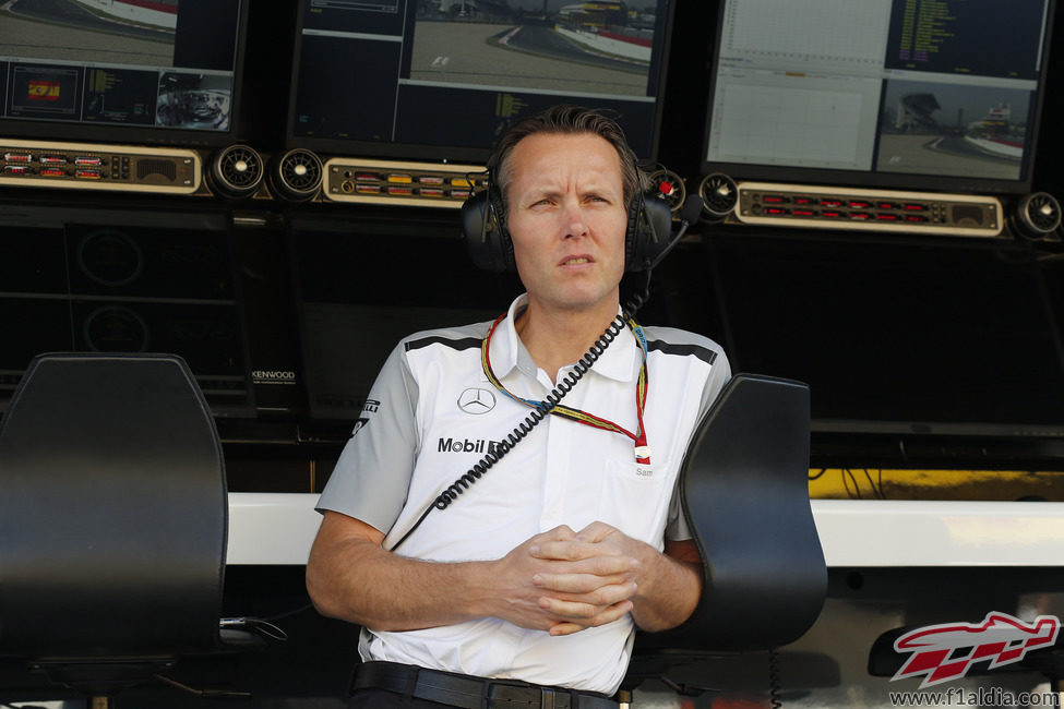 Sam Michael, atento en el muro de McLaren