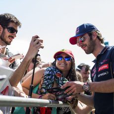 Jean-Eric Vergne atendiendo a los aficionados españoles