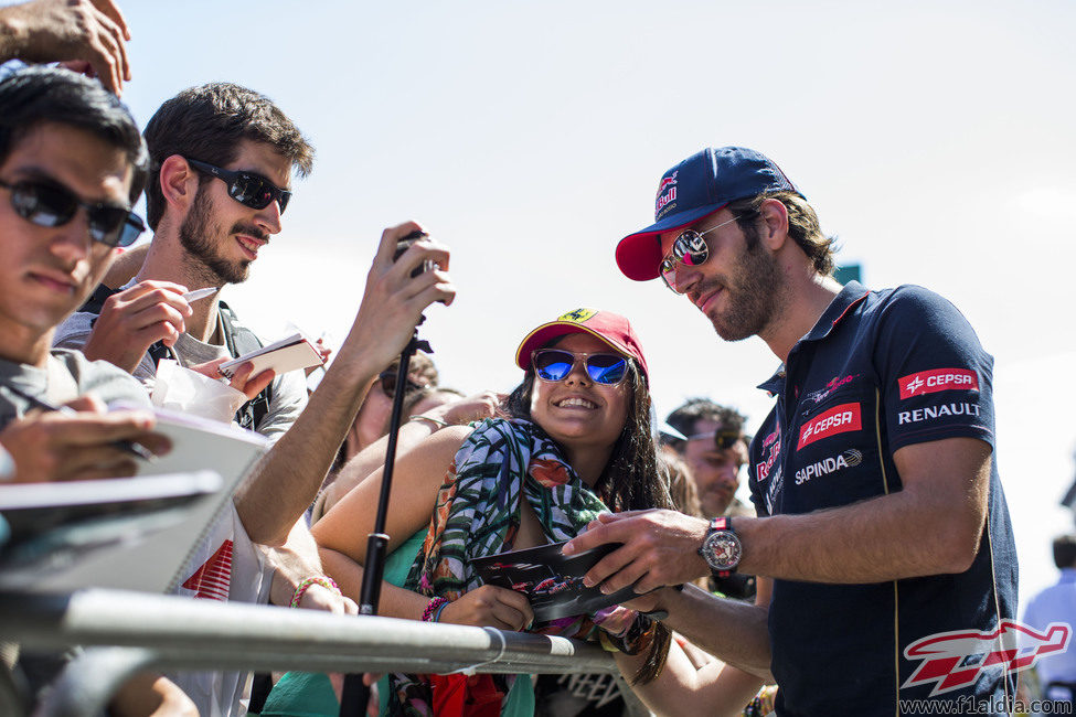 Jean-Eric Vergne atendiendo a los aficionados españoles