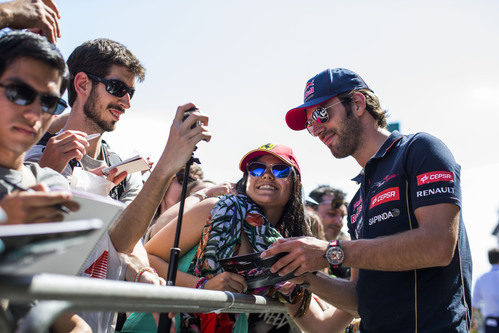 Jean-Eric Vergne atendiendo a los aficionados españoles