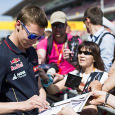 Daniil Kvyat firmando autógrafos