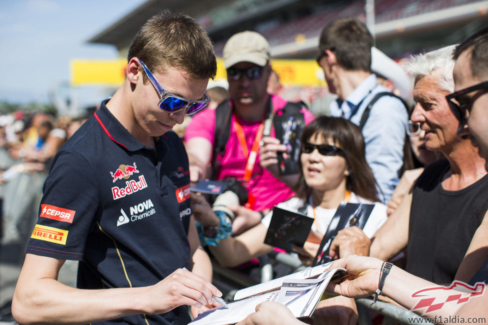 Daniil Kvyat firmando autógrafos