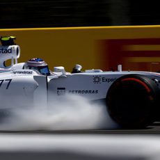 Valtteri Bottas bloqueando las ruedas en una frenada