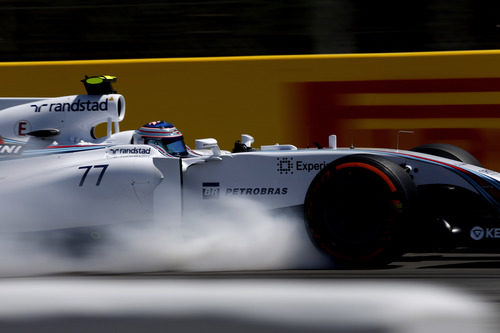 Valtteri Bottas bloqueando las ruedas en una frenada