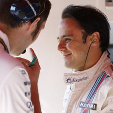 Felipe Massa sonriente hablando con su ingeniero