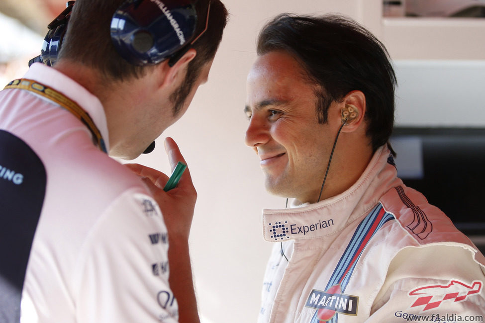 Felipe Massa sonriente hablando con su ingeniero
