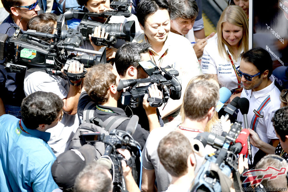 Felipe Massa atendiendo a la prensa