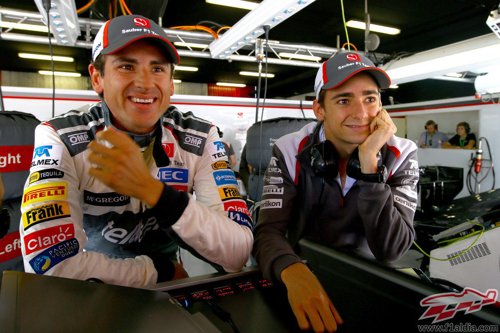 Adrian Sutil y Esteban Gutiérrez en el garaje