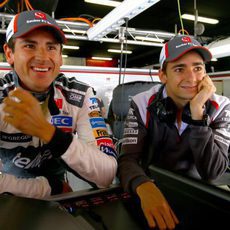 Adrian Sutil y Esteban Gutiérrez en el garaje