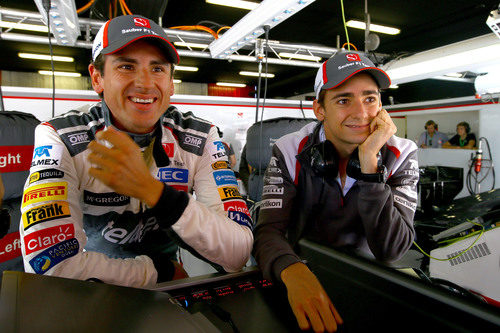 Adrian Sutil y Esteban Gutiérrez en el garaje