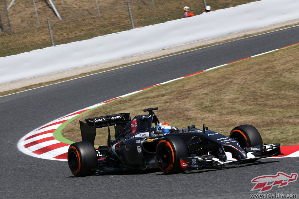 Adrian Sutil trazando una curva de la pista española