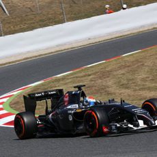 Adrian Sutil trazando una curva de la pista española