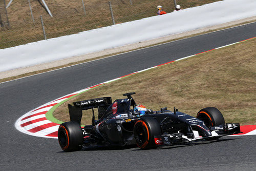 Adrian Sutil trazando una curva de la pista española