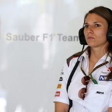 Simona de Silvestro en el garaje de Sauber