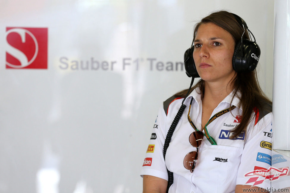 Simona de Silvestro en el garaje de Sauber