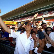 Esteban Gutiérrez haciéndose una foto con el público