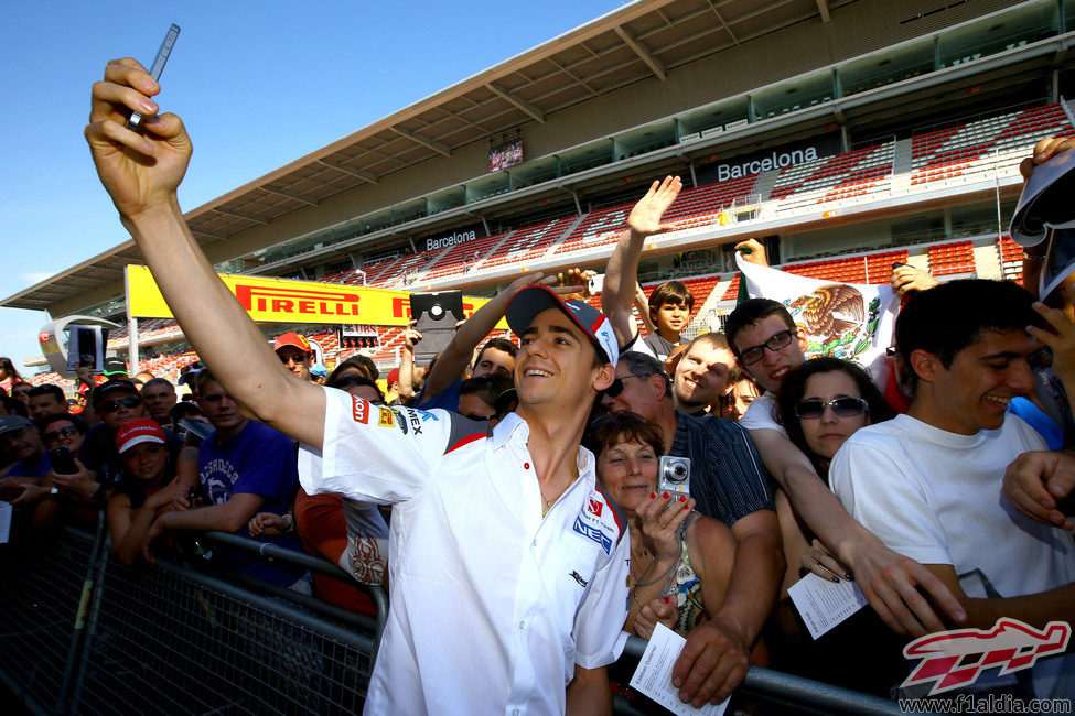 Esteban Gutiérrez haciéndose una foto con el público