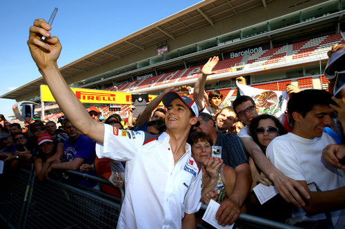 Esteban Gutiérrez haciéndose una foto con el público