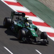 Marcus Ericsson pasa por la recta principal de Barcelona