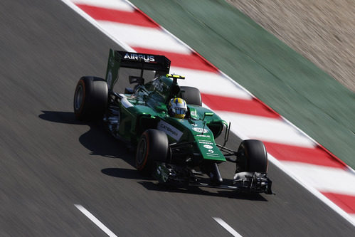 Marcus Ericsson pasa por la recta principal de Barcelona