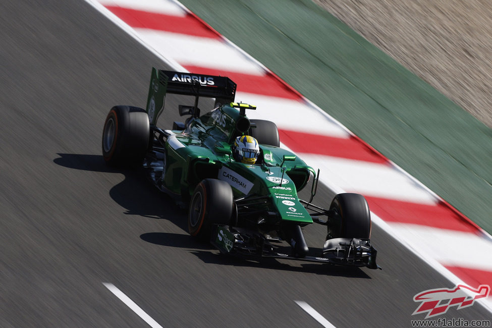 Marcus Ericsson pasa por la recta principal de Barcelona