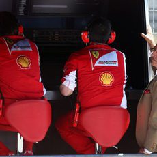 Luca di Montezemolo, junto al muro de Ferrari